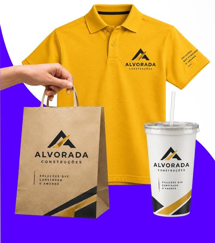 Polo amarela, sacola kraft e copo personalizados com a logo de uma construtora